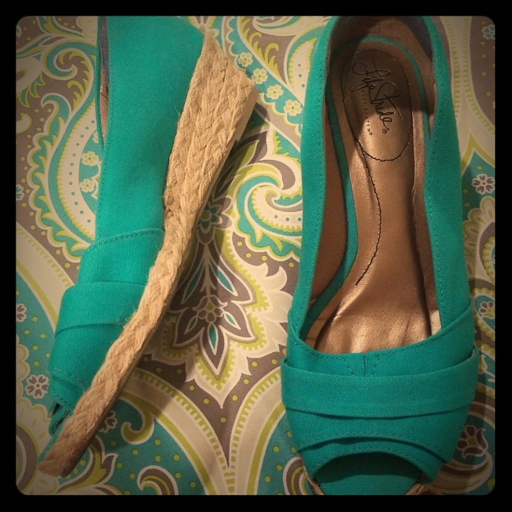 Life stride peep toe shoes